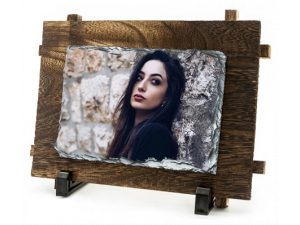 صخرة مطبوعة كبيرة مع خلفية خشب